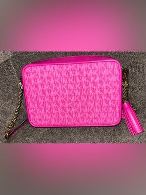 NEW!! Michael Kors Wild Berry MK Signature Jet Set Charm Camera Bag